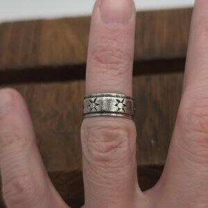 Size 4.75 Sterling Silver Star Or Sun Pattern Tarnished Ring A1266
